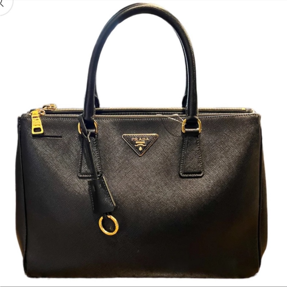 Prada Saffiano medium tote in great condition